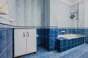 Distinct & Decent 2 BDR Apt. Steps From Nightlife and Airport