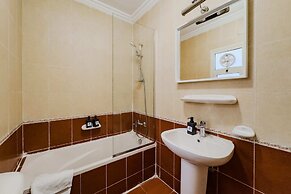 Distinct & Decent 2 BDR Apt. Steps From Nightlife and Airport