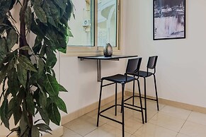 Distinct & Decent 2 BDR Apt. Steps From Nightlife and Airport