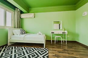 Distinct & Decent 2 BDR Apt. Steps From Nightlife and Airport