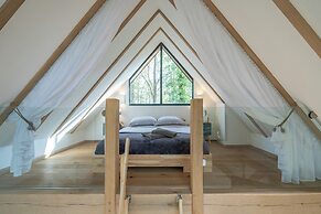 Woodland Cabin Retreat in Alfriston - hot tub