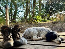 Woodland Cabin Retreat in Alfriston - hot tub