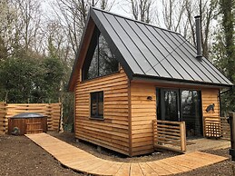 Woodland Cabin Retreat in Alfriston - hot tub