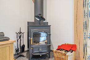 Woodland Cabin Retreat in Alfriston - hot tub