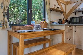 Woodland Cabin Retreat in Alfriston - hot tub