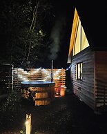 Woodland Cabin Retreat in Alfriston - hot tub