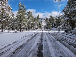 88 Acres Cottage in Big Bear w HotTub