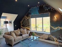 Romantic Chalet- Hot Tub- Games Room-stream-views