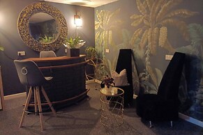 Romantic Chalet- Hot Tub- Games Room-stream-views