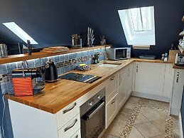 Romantic Chalet- Hot Tub- Games Room-stream-views
