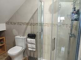 Romantic Chalet- Hot Tub- Games Room-stream-views