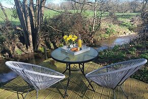 Romantic Chalet- Hot Tub- Games Room-stream-views
