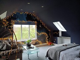 Romantic Chalet- Hot Tub- Games Room-stream-views