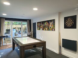 Romantic Chalet- Hot Tub- Games Room-stream-views