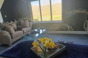 Romantic Chalet- Hot Tub- Games Room-stream-views