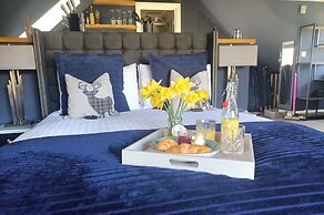 Romantic Chalet- Hot Tub- Games Room-stream-views