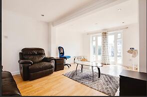 3-bed Apt-15 Mins to Heathrow-pet-friendly-parking