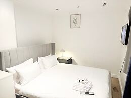 3-bed Apt-15 Mins to Heathrow-pet-friendly-parking