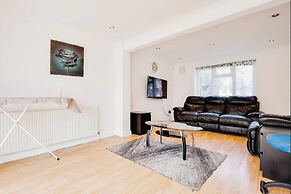 3-bed Apt-15 Mins to Heathrow-pet-friendly-parking