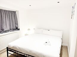 3-bed Apt-15 Mins to Heathrow-pet-friendly-parking