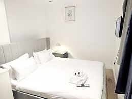 3-bed Apt-15 Mins to Heathrow-pet-friendly-parking