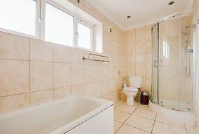 3-bed Apt-15 Mins to Heathrow-pet-friendly-parking