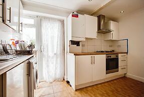 3-bed Apt-15 Mins to Heathrow-pet-friendly-parking