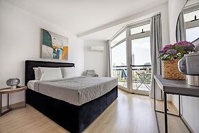 Marathon Beach Apartment With Shared Pool