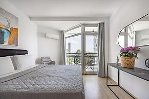 Marathon Beach Apartment With Shared Pool