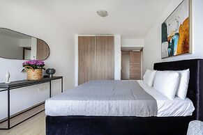 Marathon Beach Apartment With Shared Pool