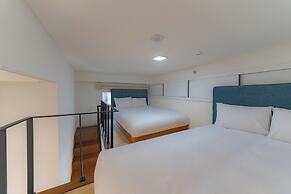 UH FLAT SIGNATURE GANGNAM