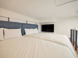 UH FLAT SIGNATURE GANGNAM