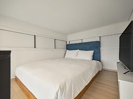 UH FLAT SIGNATURE GANGNAM