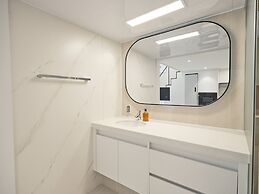 UH FLAT SIGNATURE GANGNAM