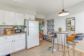 Walk to Conveniences: Tempe Condo w/ Pool!