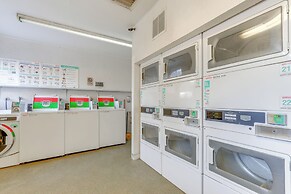 Walk to Conveniences: Tempe Condo w/ Pool!