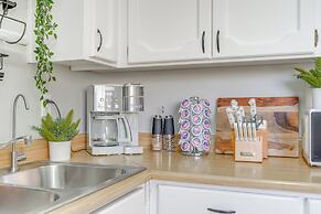 Walk to Conveniences: Tempe Condo w/ Pool!