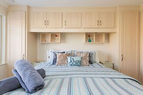 Seaside Retreat - Five Minutes to Beach Village