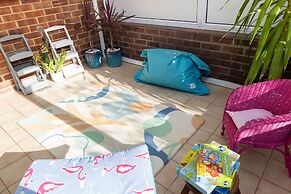 Seaside Retreat - Five Minutes to Beach Village