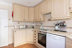 Seaside Retreat - Five Minutes to Beach Village