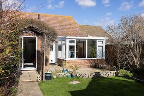 Seaside Retreat - Five Minutes to Beach Village