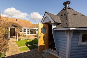 Seaside Retreat - Five Minutes to Beach Village