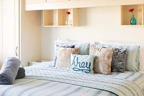 Seaside Retreat - Five Minutes to Beach Village