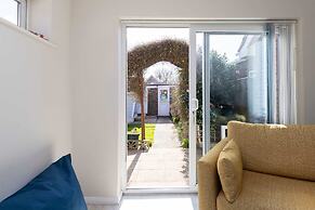 Seaside Retreat - Five Minutes to Beach Village