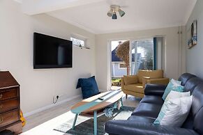 Seaside Retreat - Five Minutes to Beach Village