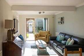 Seaside Retreat - Five Minutes to Beach Village