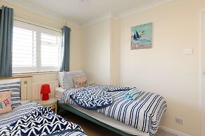 Seaside Retreat - Five Minutes to Beach Village