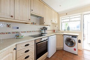 Seaside Retreat - Five Minutes to Beach Village