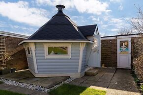 Seaside Retreat - Five Minutes to Beach Village