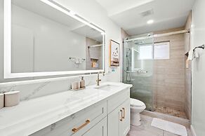 Modern Cozy Retreat Stylish Stay With Patio Parking